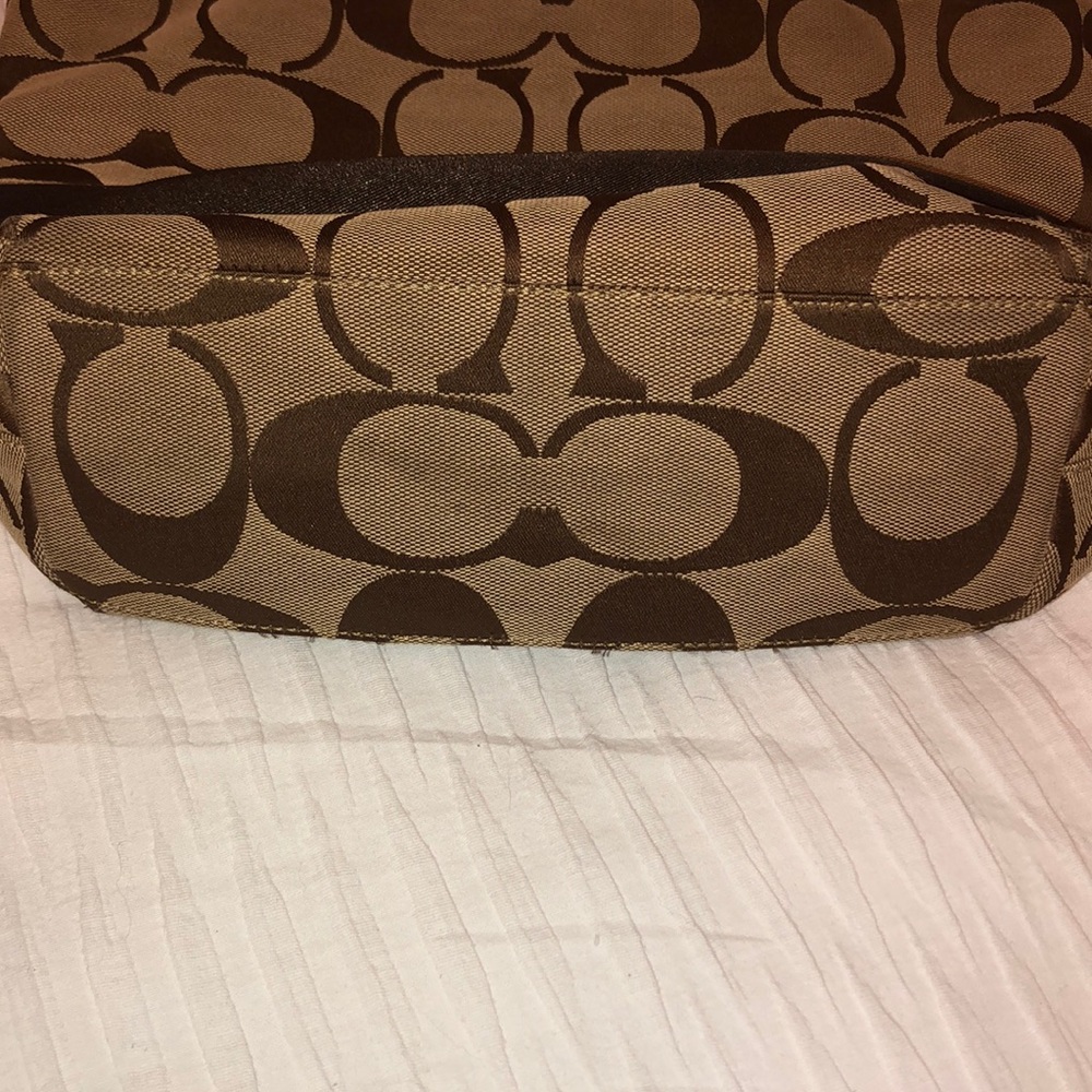 SignatureCoach Tote - Picture 4 of 8